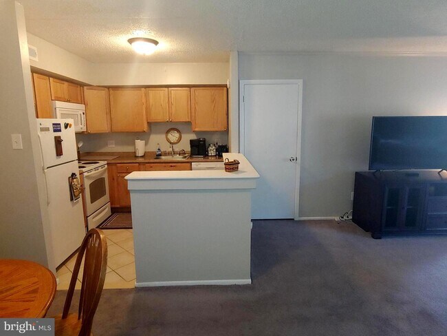 Building Photo - 5200 Hilltop Dr