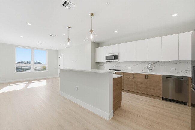 Building Photo - 40 Center St