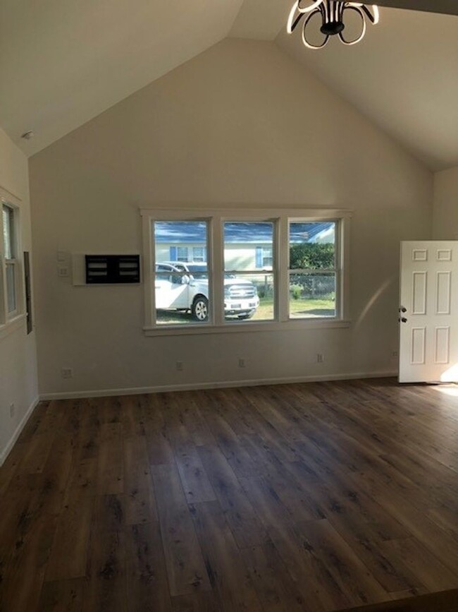 Building Photo - One Bedroom loft apartment for rent in Manteo