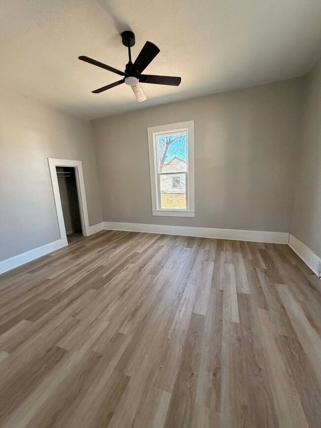 Building Photo - COMING SOON: CUTE UPDATED 2 BEDROOM /  2 B...