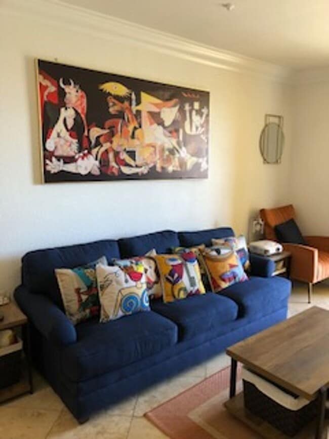 Foto del edificio - Meridian Unique 1 Bd / 1 Ba  Furnished Luxury Condo.