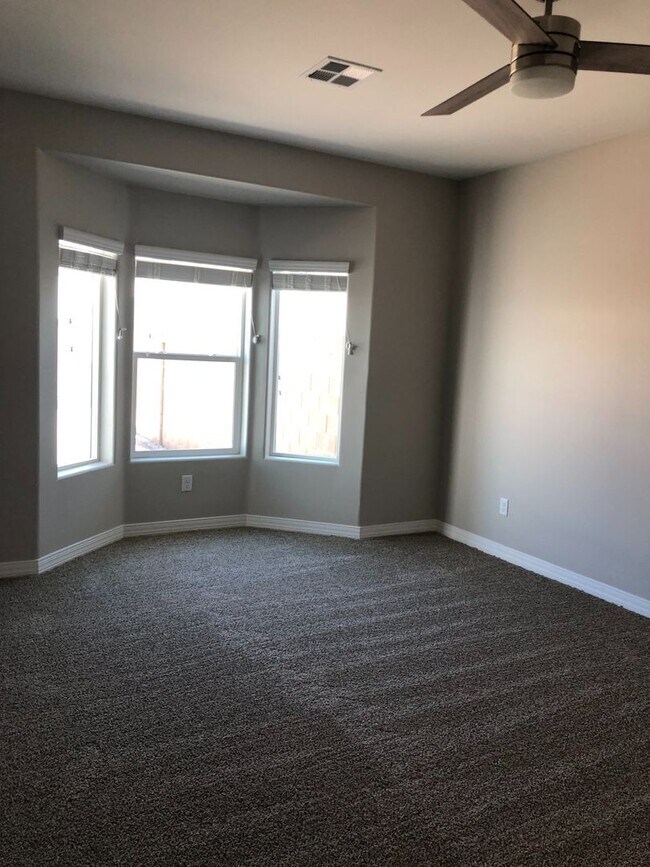 Building Photo - Spacious Townhouse with High End Finishes ...