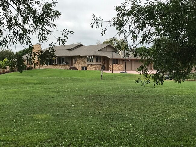 Foto del edificio - 1002 Creek Ct