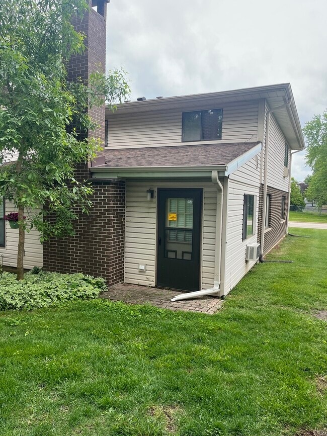Building Photo - 802 Warner St