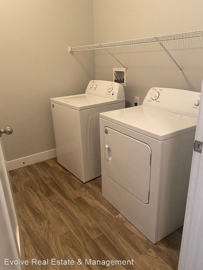 Foto del edificio - 3 br, 2 bath House - 84  W Silver Springs ...