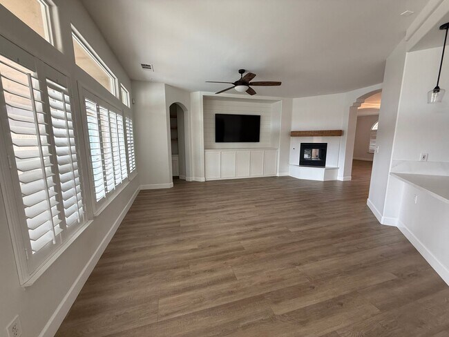 Foto del edificio - Stunning NW Bakersfield Home