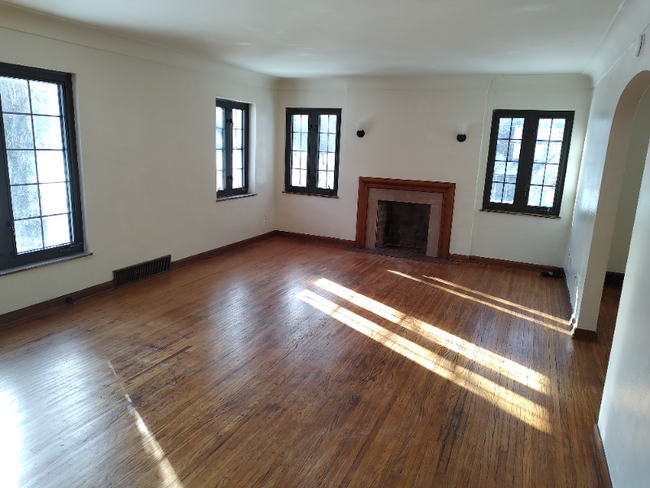 Building Photo - 2324 Kenwood Blvd