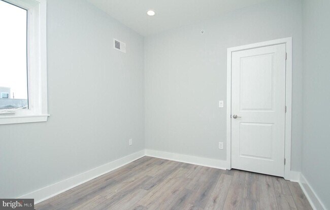 Building Photo - 2423 Frankford Ave