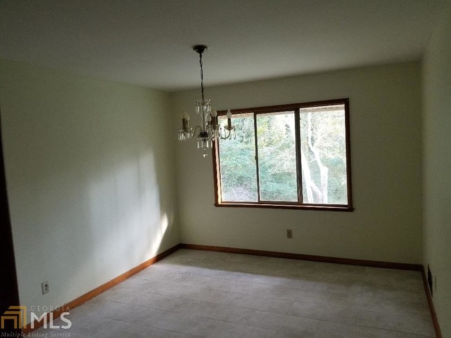 Building Photo - 433 Wavelyn Way