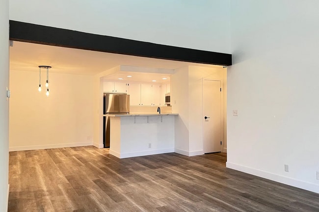 Foto del edificio - Lovely 2 Bed/2 Bath with Hardwood Floors, Central Air Conditioning, Stainless Steel Appliances, L...