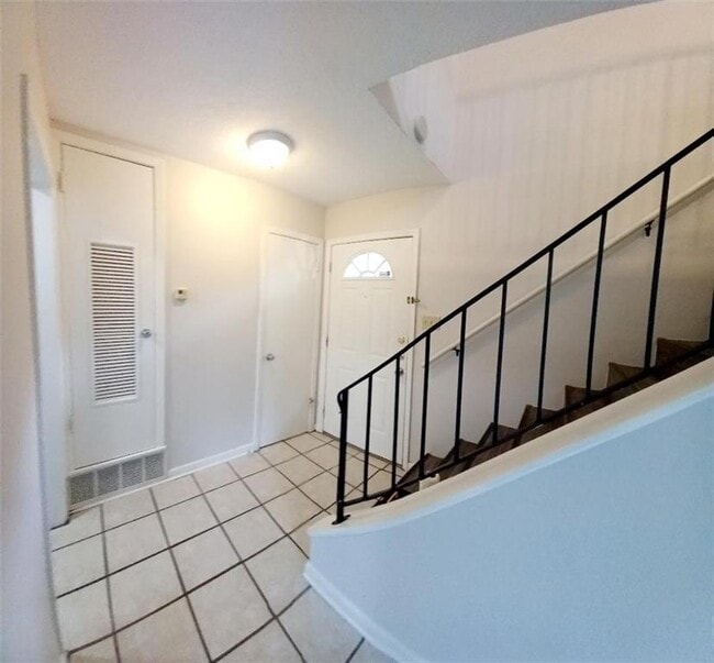 Building Photo - 2800 Westhill Dr