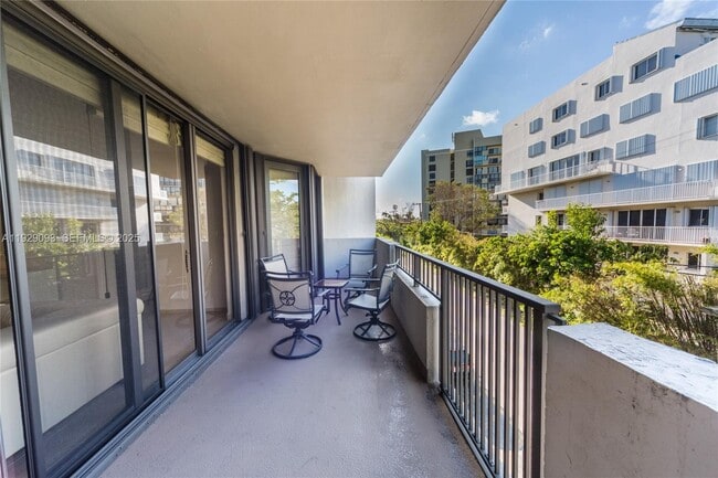 Foto del edificio - 121 Crandon Blvd