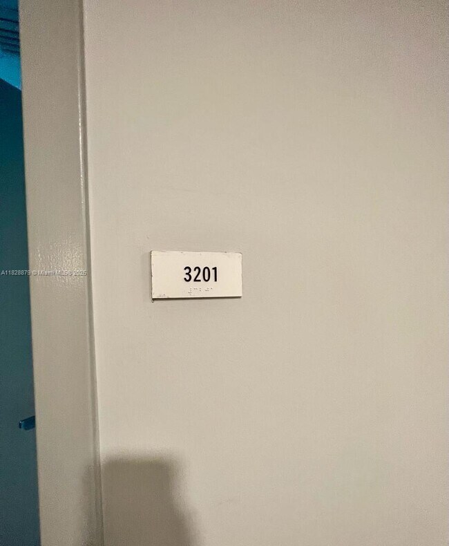 Foto del edificio - 300 S Biscayne Blvd
