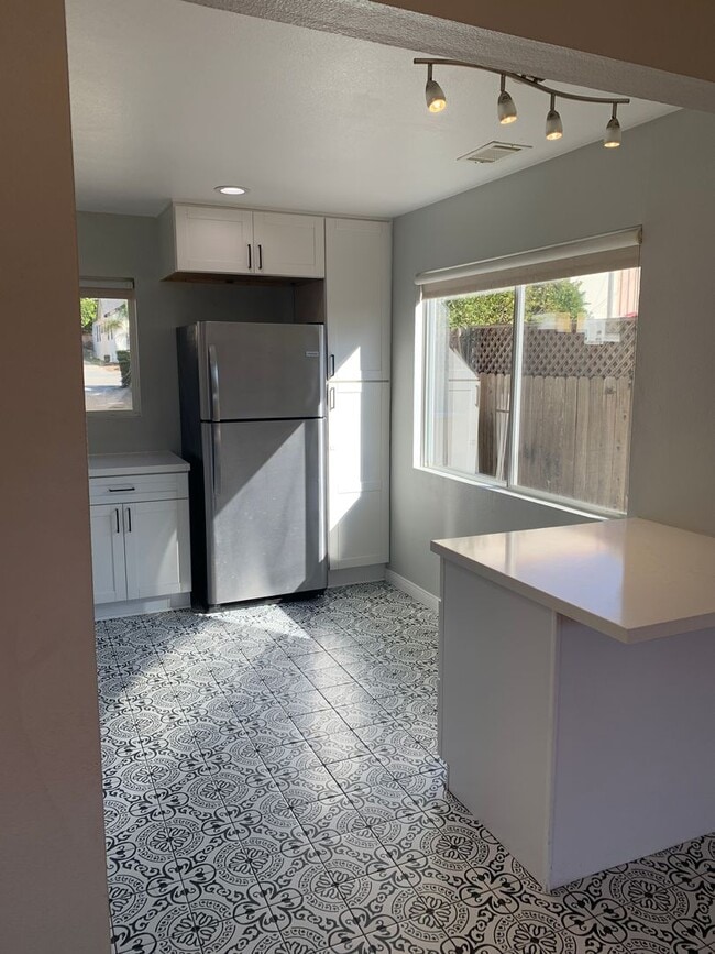 Building Photo - 3 + 1 Charming Home in the heart of Midtow...
