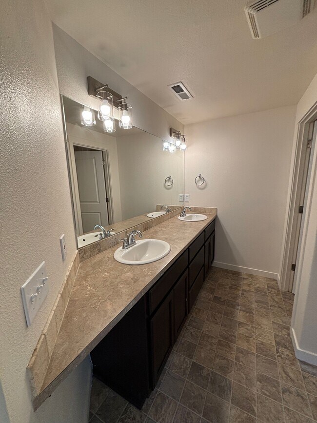 Baño principal con tocador doble - 13110 NE 25th St