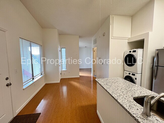 Building Photo - 942 S Dearborn Way