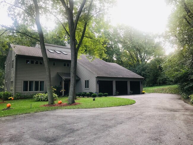 Building Photo - 2 Stone Ridge Dr