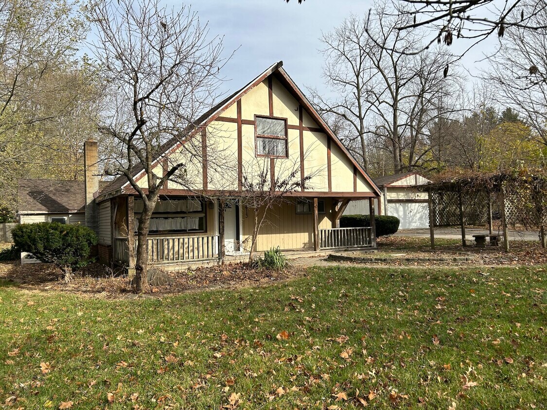 Primary Photo - 413 W Lake Blvd