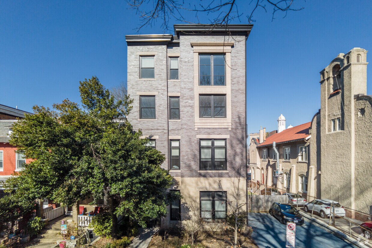 Building Photo - Lanier Station