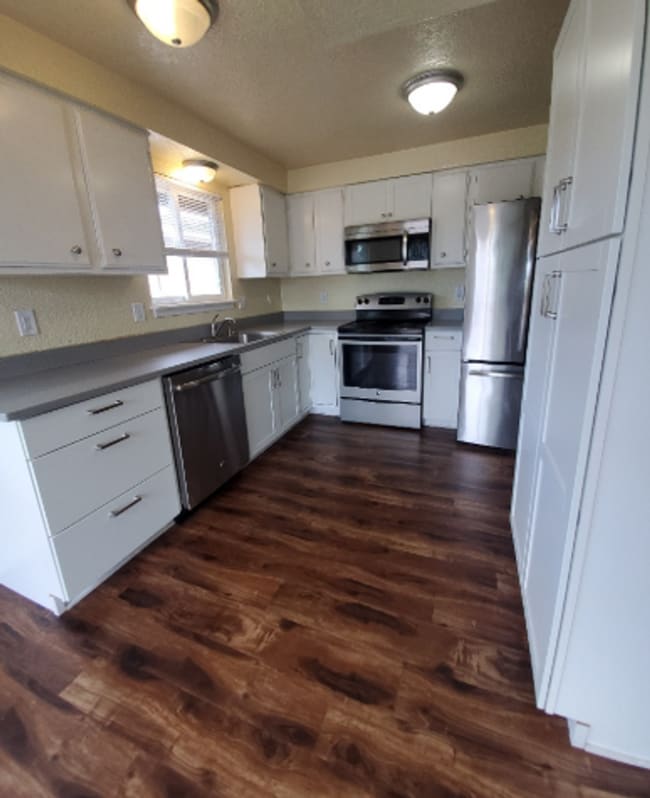 Foto del edificio - 6 bedroom, 2 bath home with Two Car Garage!!!! With a Signed Lease Receive a $2,000 gift card to ...