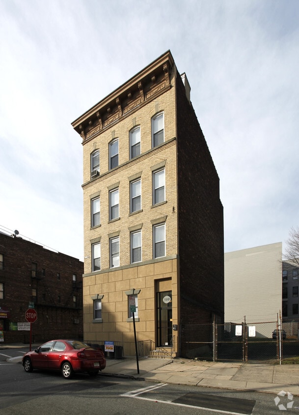 Building Photo - 500 Monroe St