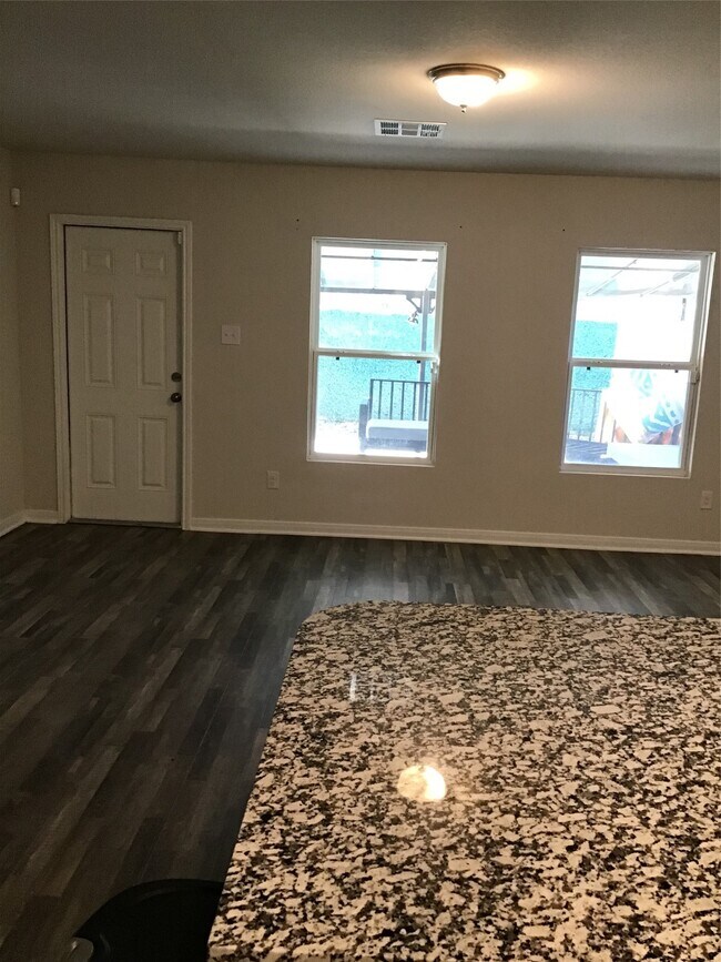 Building Photo - 10131 Cerritos dr