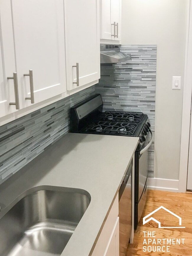 Building Photo - 516 W Cornelia Ave