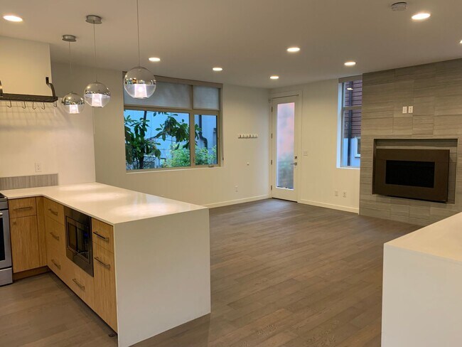Building Photo - Stunning home in the heart of the city!