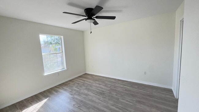 Foto del edificio - 1239 Glen Haven Dr