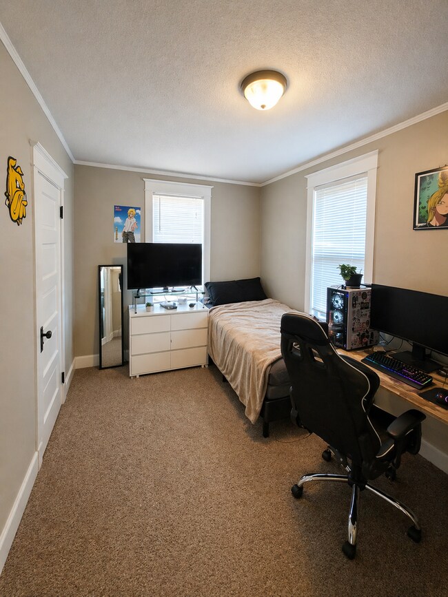 Foto del edificio - AVAILABLE NOW - 3 Bed 1 Bath w/ Bonus Attic Hangout