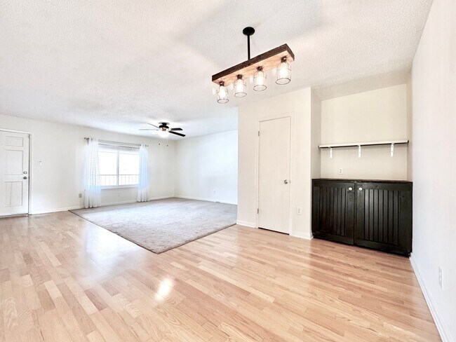 Building Photo - Spacious 2 Bed/2 Bathroom Condo in Bocage ...