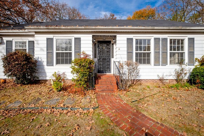 Foto del edificio - Park Hill Home with Original Details and Updated Kitchen