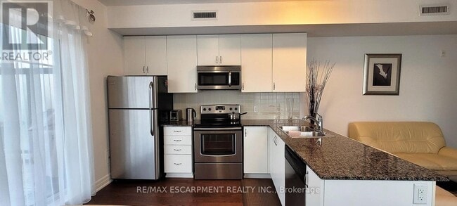 Building Photo - 736 Sheppard Ave W