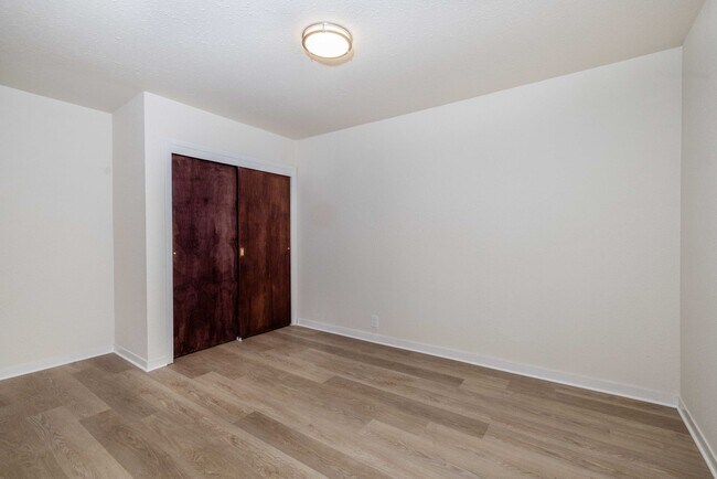 Foto del edificio - Fully Remodeled, Top Floor! On-site Laundry, New Stainless Appliances