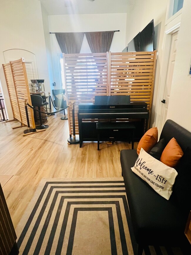 Building Photo - 1405 W River Ct