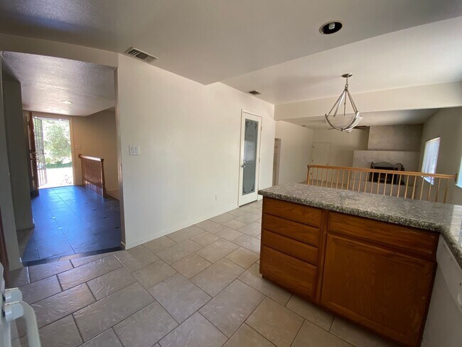 Building Photo - 4 Bed / 2 Bath | Granite Bay Home Availabl...