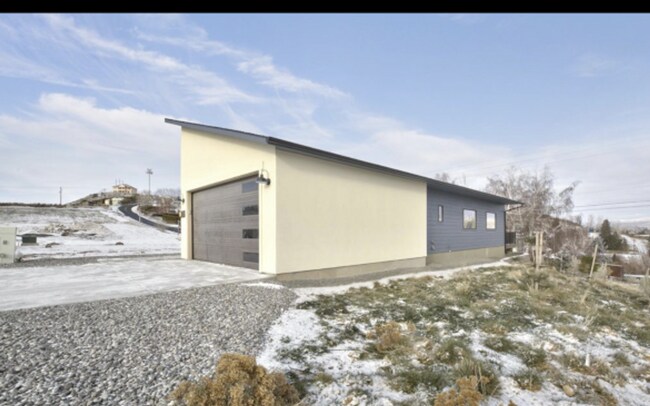 Foto del edificio - Occupied, do not disturb tenants.  Selah 2br 2ba DBL Garage 5-star Built Green Energy Standards h...