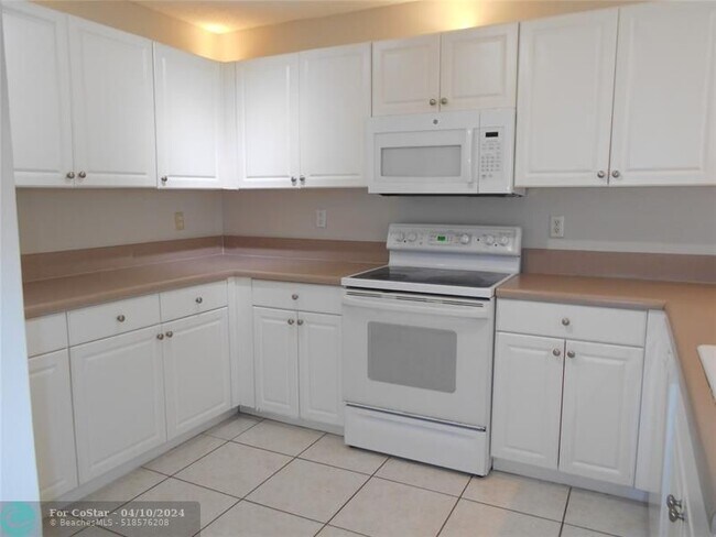 Foto del edificio - 5474 NW 92nd Ave