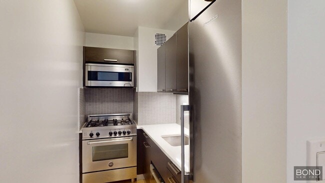 Building Photo - 222 E 39th St