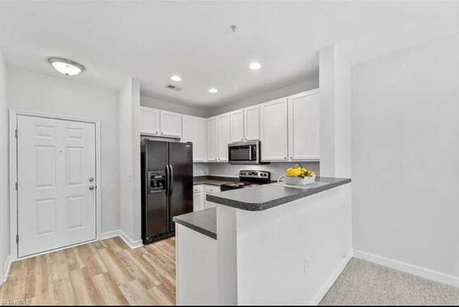 Foto del edificio - 7106 W Friendly Ave