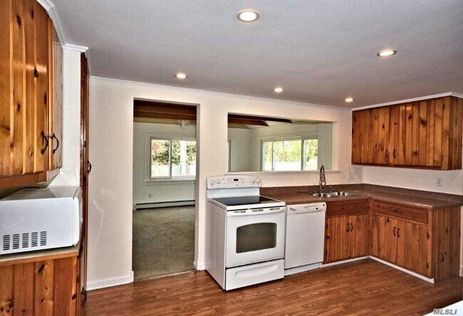 Building Photo - 104 Whittier Pl