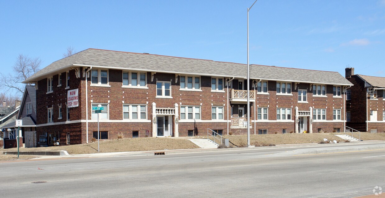 Foto principal - 534 E 38th St
