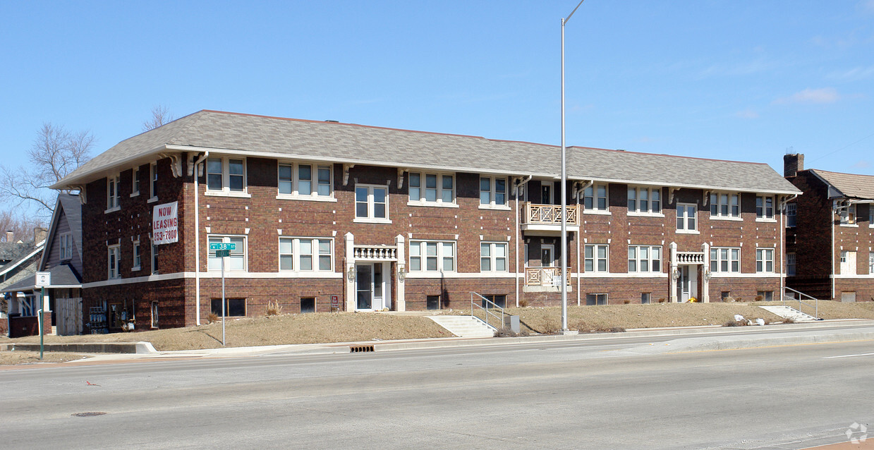 Primary Photo - 534 E 38th St