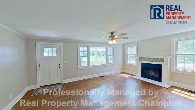 Foto del edificio - Beautifully Updated 3 BD/2 BA Home with Fe...
