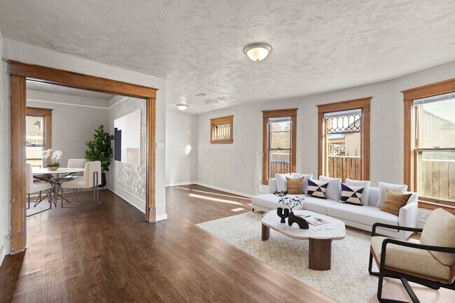 Foto del edificio - HUGE! 3 Bedroom Home with large fenced bac...