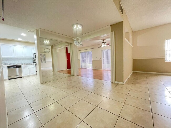 Building Photo - 591 Racquet Club Rd