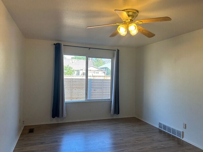 Building Photo - 400 E 4 plex