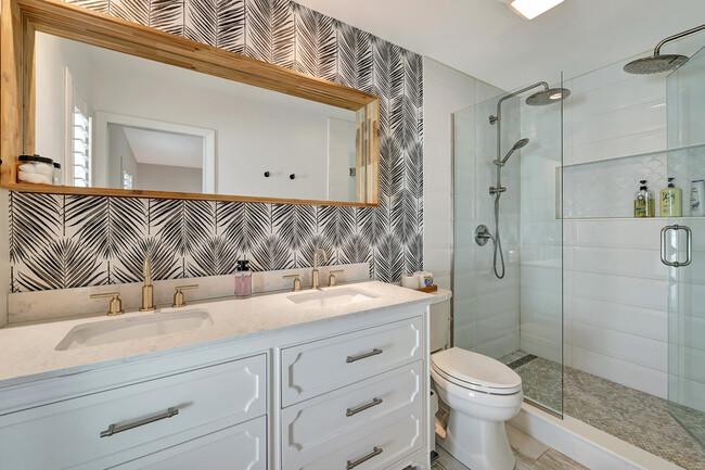 Main Bathroom - 1525 Wyn Cove Dr