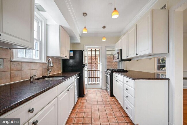 Foto del edificio - 4760 Reservoir Rd NW