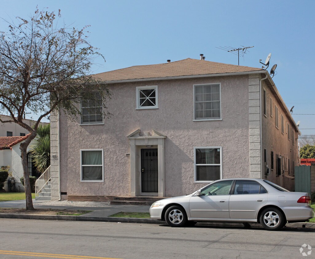Building Photo - 2219-2221 Pine Ave